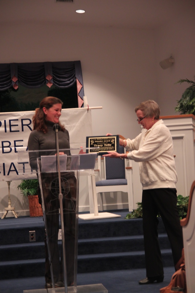 Carole Mushier presents Tracy Telle with the Islander of the Year award.